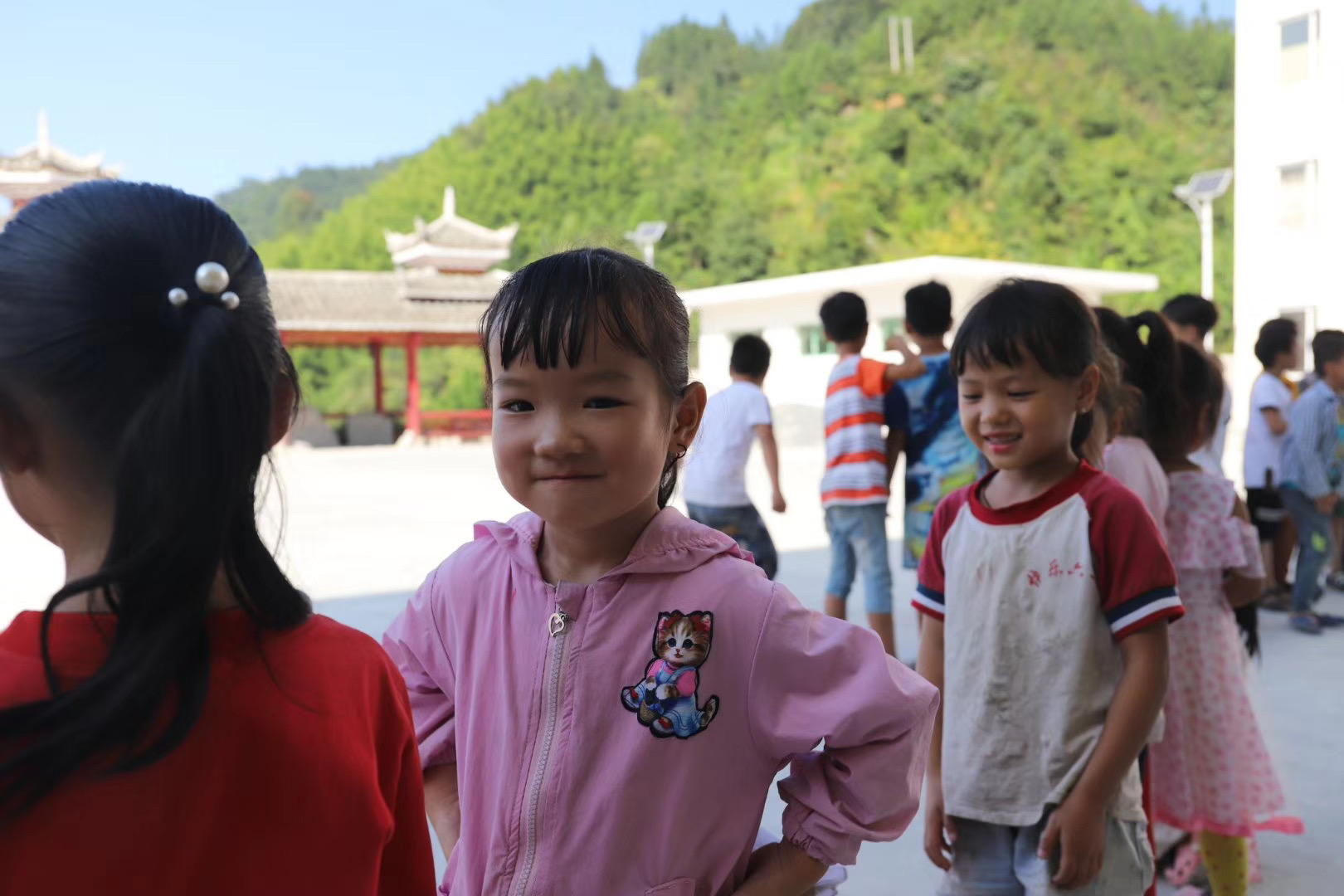 Children gathering together during volunteer teaching activities